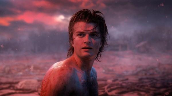 Joe Keery joue Steve Harrington dans Stranger Things (Netflix).