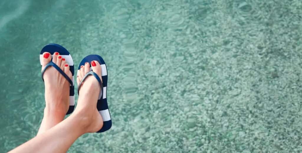 Les meilleures chaussures aquatiques pour les plages rocheuses : homme, femme et enfant ! tongs a la plage