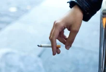 Savez vous pourquoi les gens prennent plaisir à fumer ? womans hand with cigarette street 1301 5340