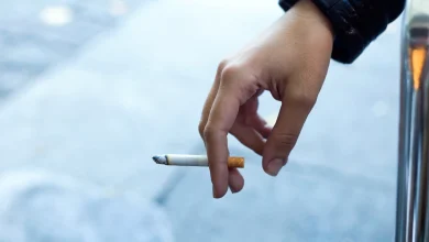 Mois sans tabac en entreprise 2022 - Comment arrêter de fumer ? womans hand with cigarette street 1301 5340