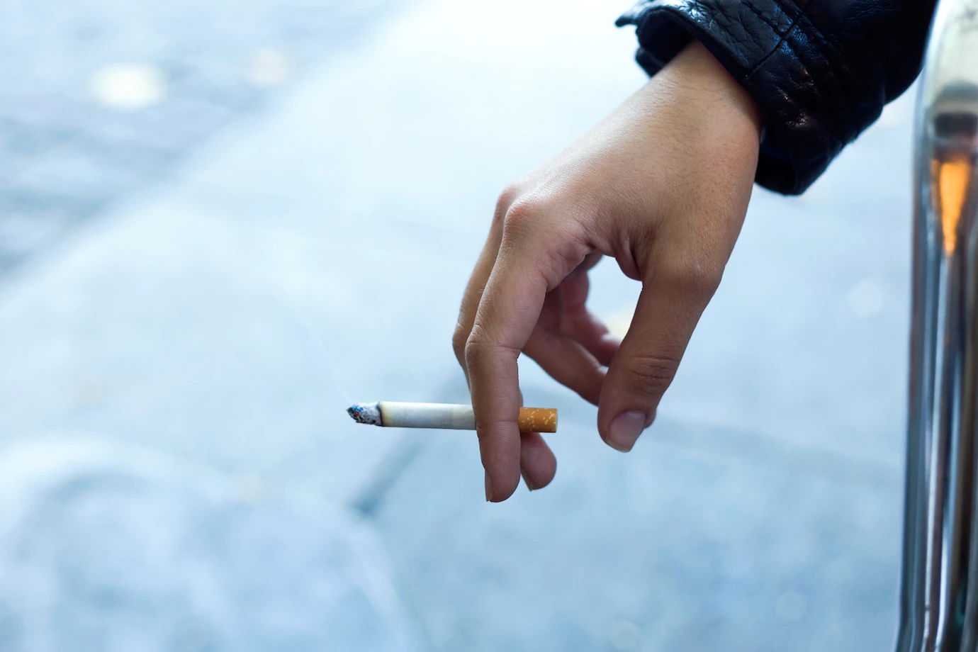 Savez vous pourquoi les gens prennent plaisir à fumer ? womans hand with cigarette street 1301 5340