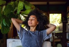 5 meilleurs exercices de respiration pour soulager l'anxiété et lutter contre le stress young woman spending a relaxing day in her royalty free image 1661450660