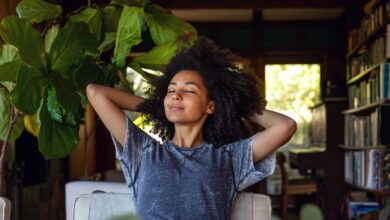 5 meilleurs exercices de respiration pour soulager l'anxiété et lutter contre le stress young woman spending a relaxing day in her royalty free image 1661450660