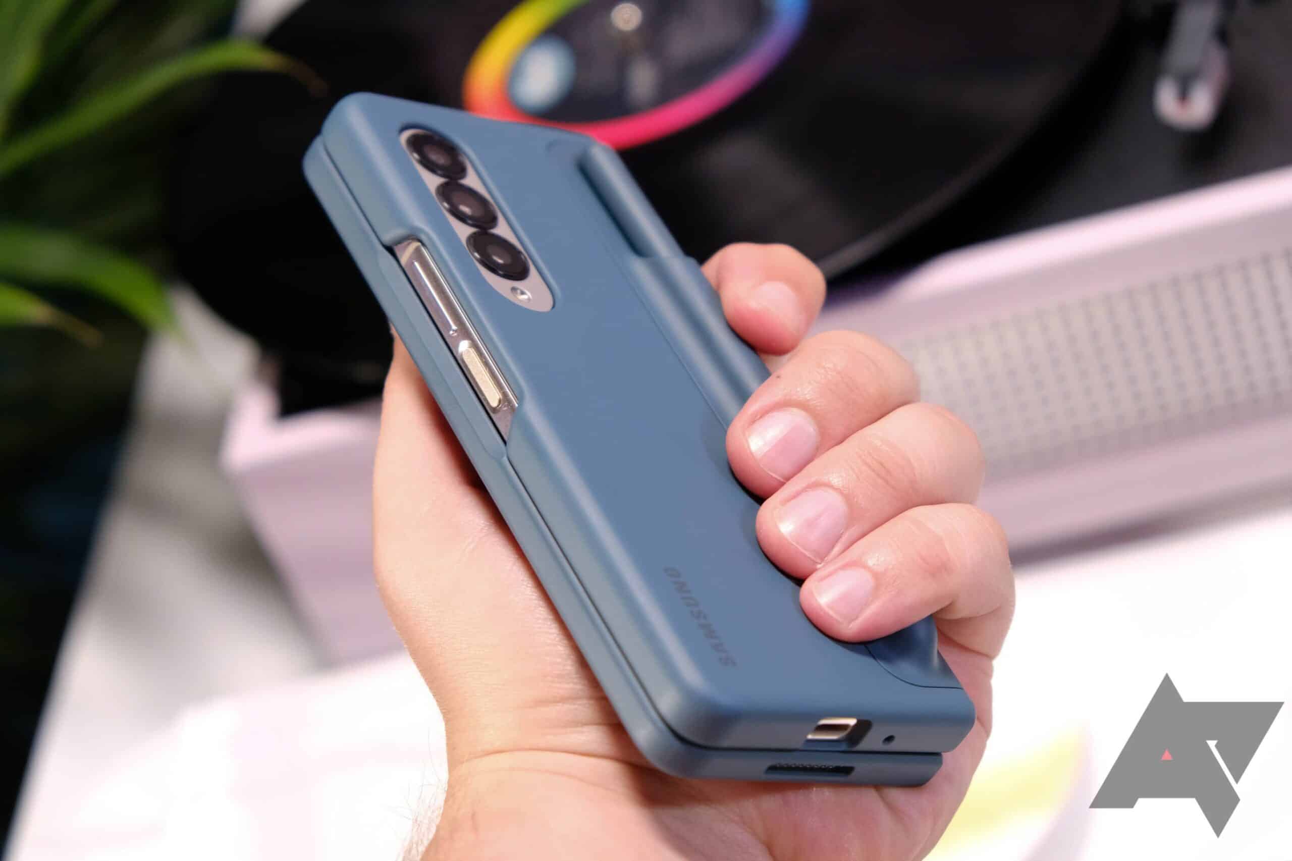 Les meilleurs coques Samsung Galaxy Z Fold 4 en 2022 z fold 4 fold4 s pen case in hand scaled
