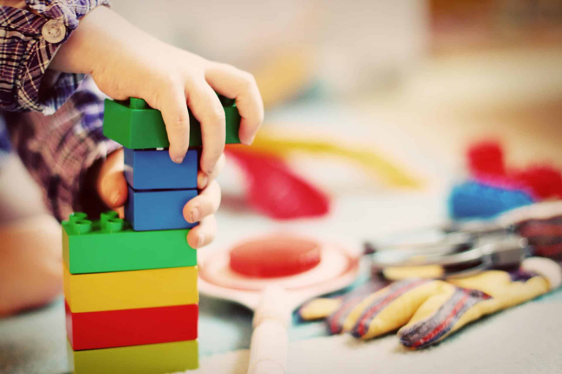 Activités Montessori à la maison avec les tout-petits et les enfants en maternelle EducationEnfant 1.jpg 1