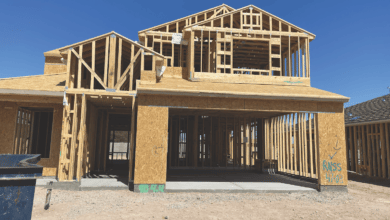 3 façons dont les constructeurs de maisons peuvent arrêter de gaspiller du bois Orderly jobsite without lumber waste min