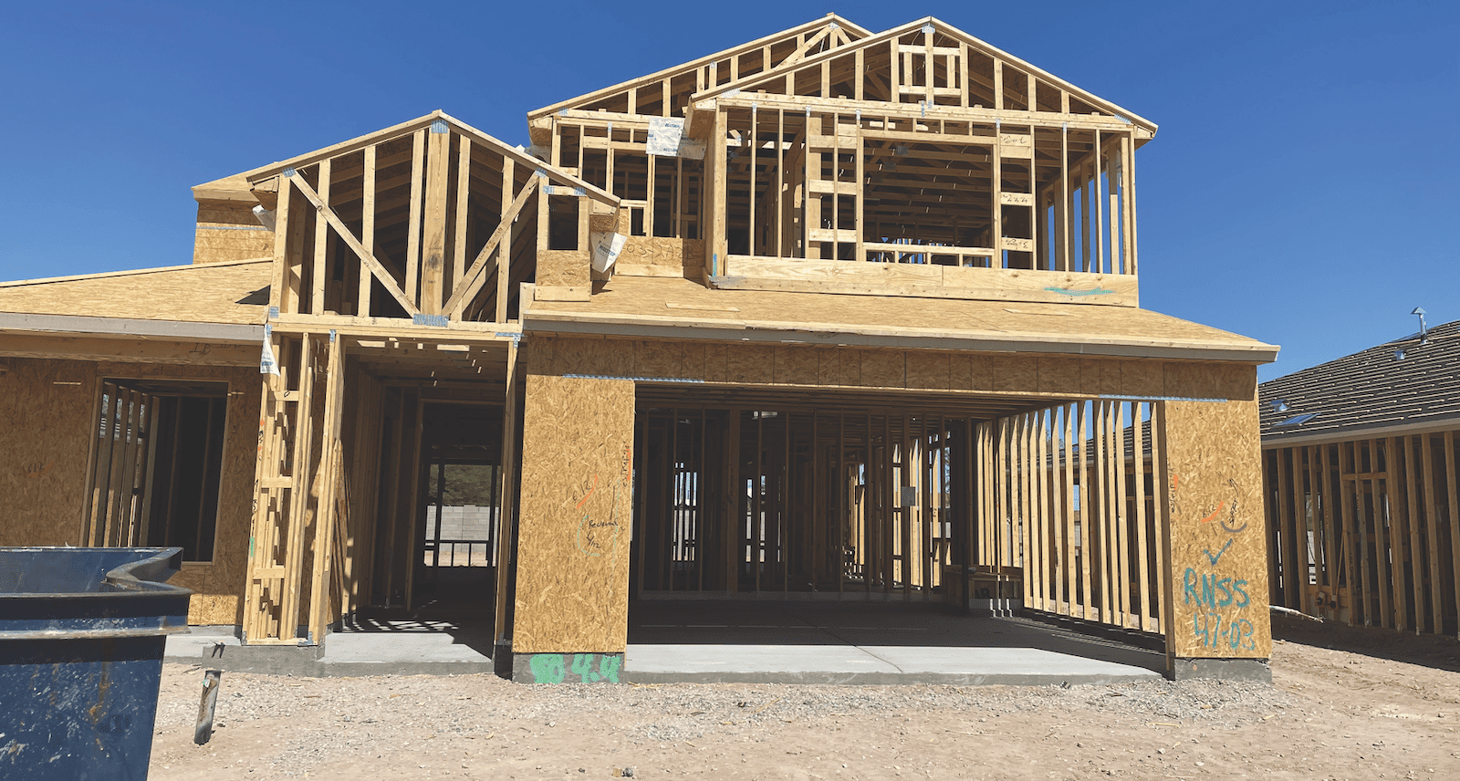 3 façons dont les constructeurs de maisons peuvent arrêter de gaspiller du bois Orderly jobsite without lumber waste min