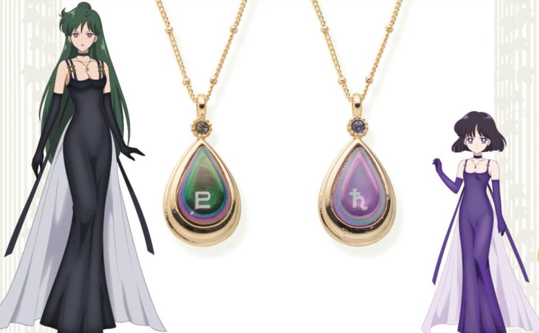 Pendentif inspiré de Sailor Pluto et pendentif inspiré de Sailor Saturn. 