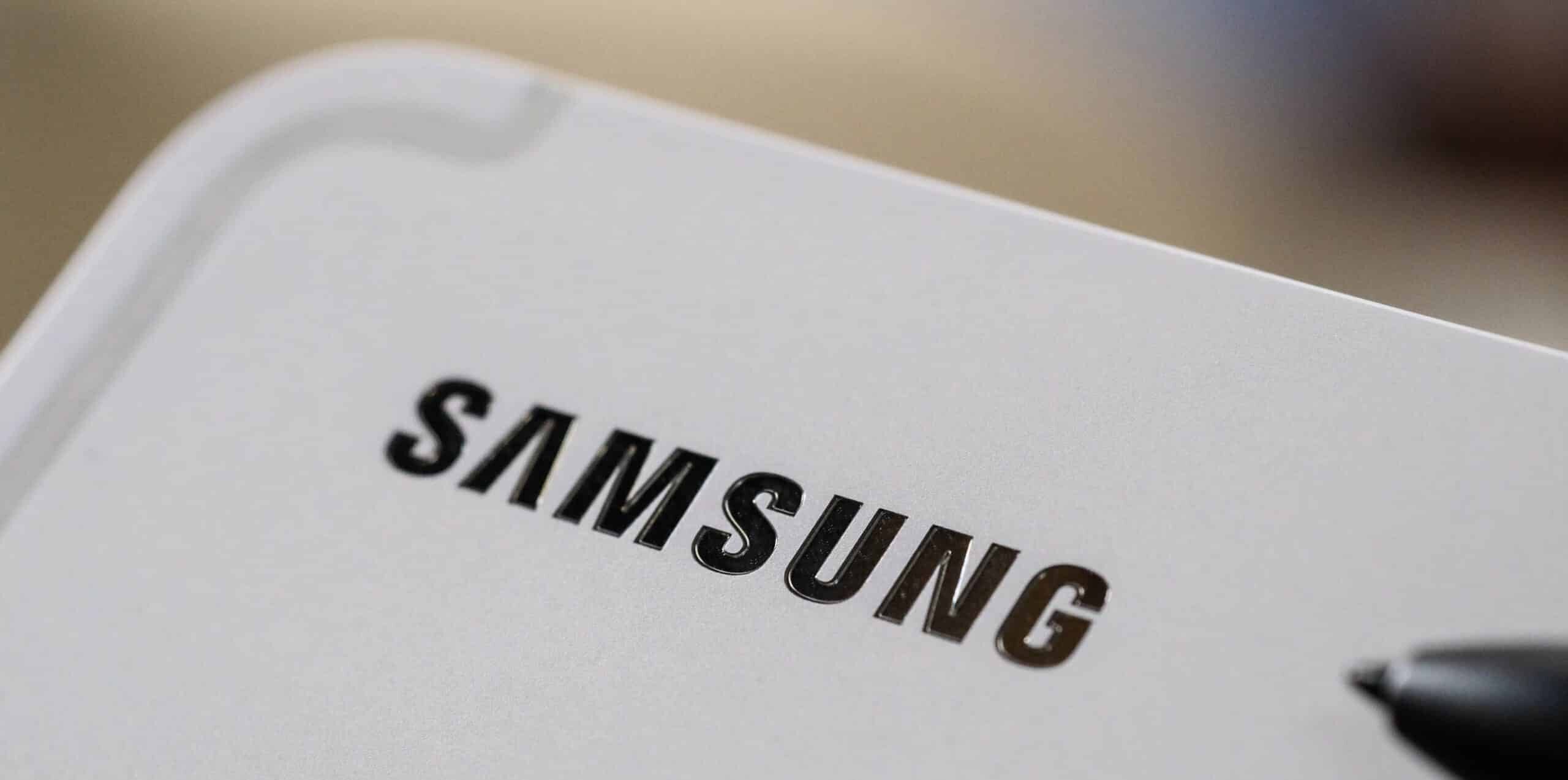 Samsung envisagerait de reprendre ses opérations en Russie Samsung logo Tab S8 scaled e1663325363326