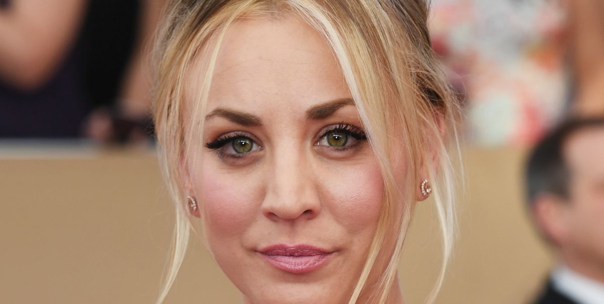 Voir la star de "Big Bang Theory" Kaley Cuoco Stun dans une robe en dentelle blanche actor kaley cuoco attends the 23rd annual screen actors news photo 1664551682