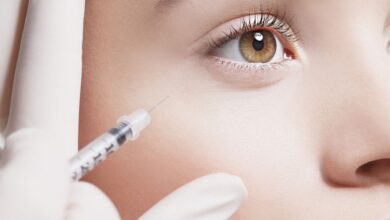 Comblement dermique : Coût, avantages, risques et durée close up of woman receiving botox injection under royalty free image 1664304449