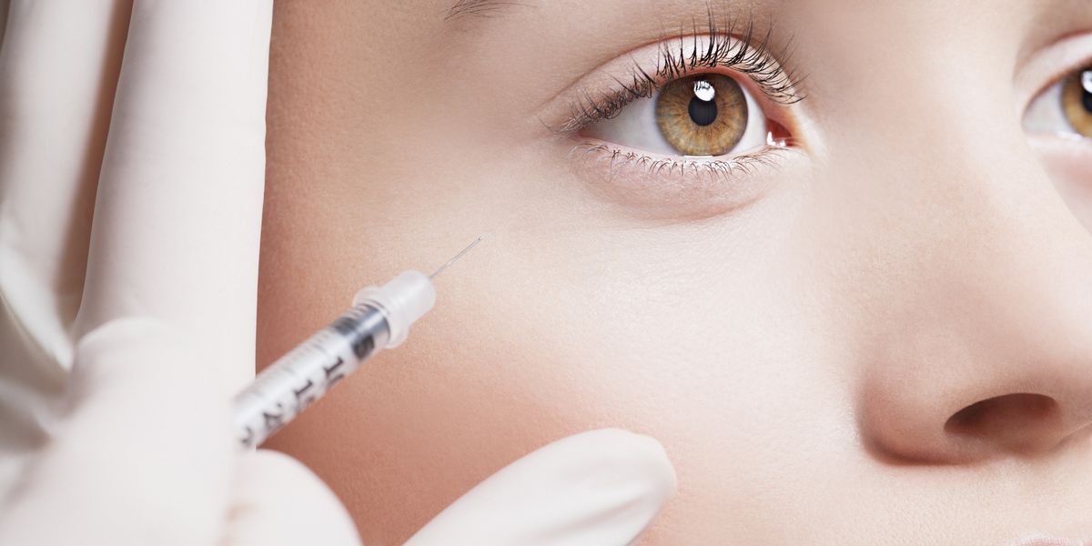Comblement dermique : Coût, avantages, risques et durée close up of woman receiving botox injection under royalty free image 1664304449