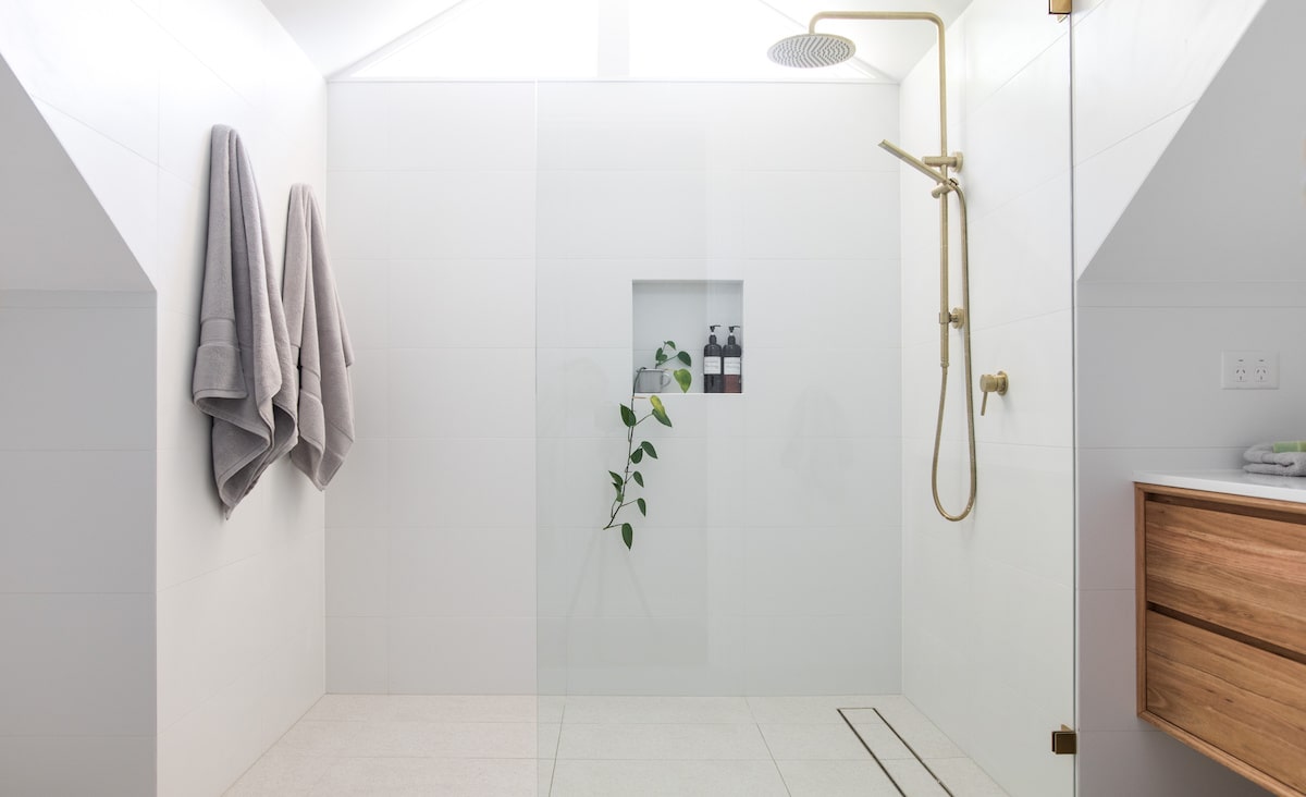 Les propriétaires remplacent les baignoires par des douches plus grandes, mais pourquoi ? large shower min