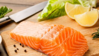6 avantages pour la santé de la vitamine D, selon les nutritionnistes raw salmon steak royalty free image 1661398806