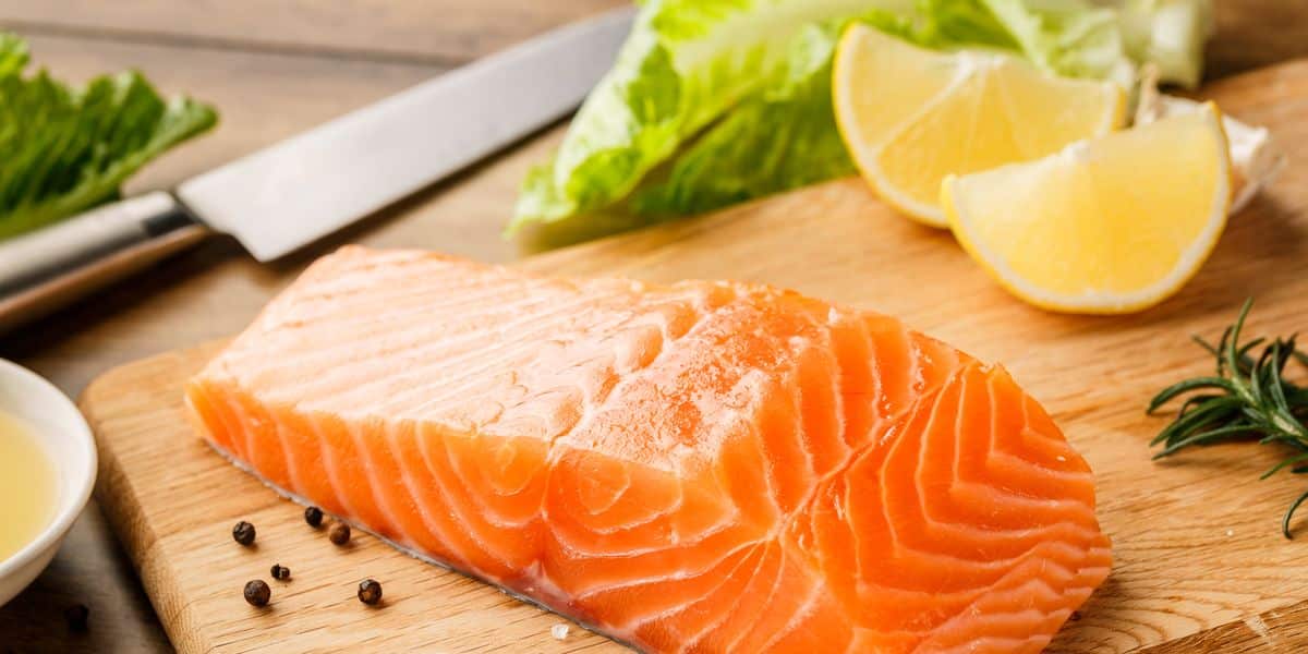6 avantages pour la santé de la vitamine D, selon les nutritionnistes raw salmon steak royalty free image 1661398806