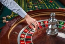 Technique pour gagner à la roulette électronique au casino : Apprendre les règles roulette wheel croupier hand with white ball casino close up details 639032 945