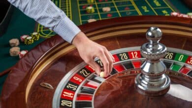 Technique pour gagner à la roulette électronique au casino : Apprendre les règles roulette wheel croupier hand with white ball casino close up details 639032 945
