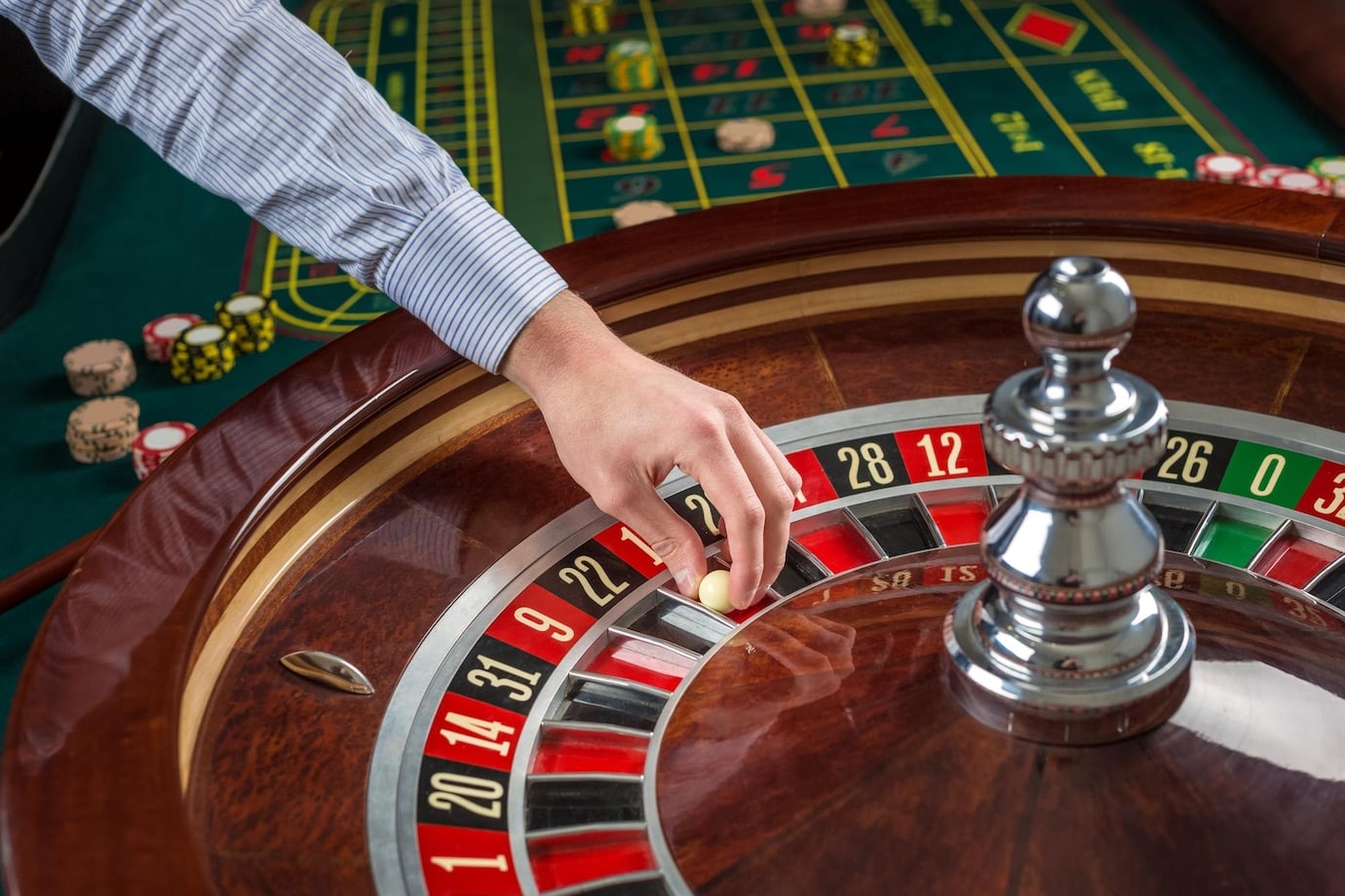 Technique pour gagner à la roulette électronique au casino : Apprendre les règles roulette wheel croupier hand with white ball casino close up details 639032 945