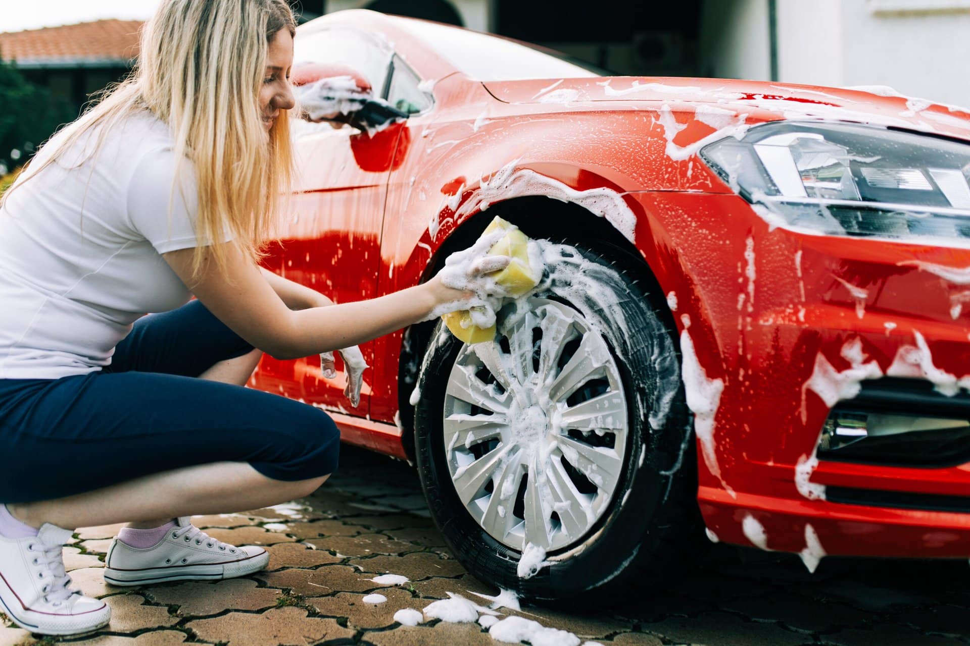 Comment laver votre voiture : 9 grosses erreurs à éviter shutterstock 1154258758 scaled