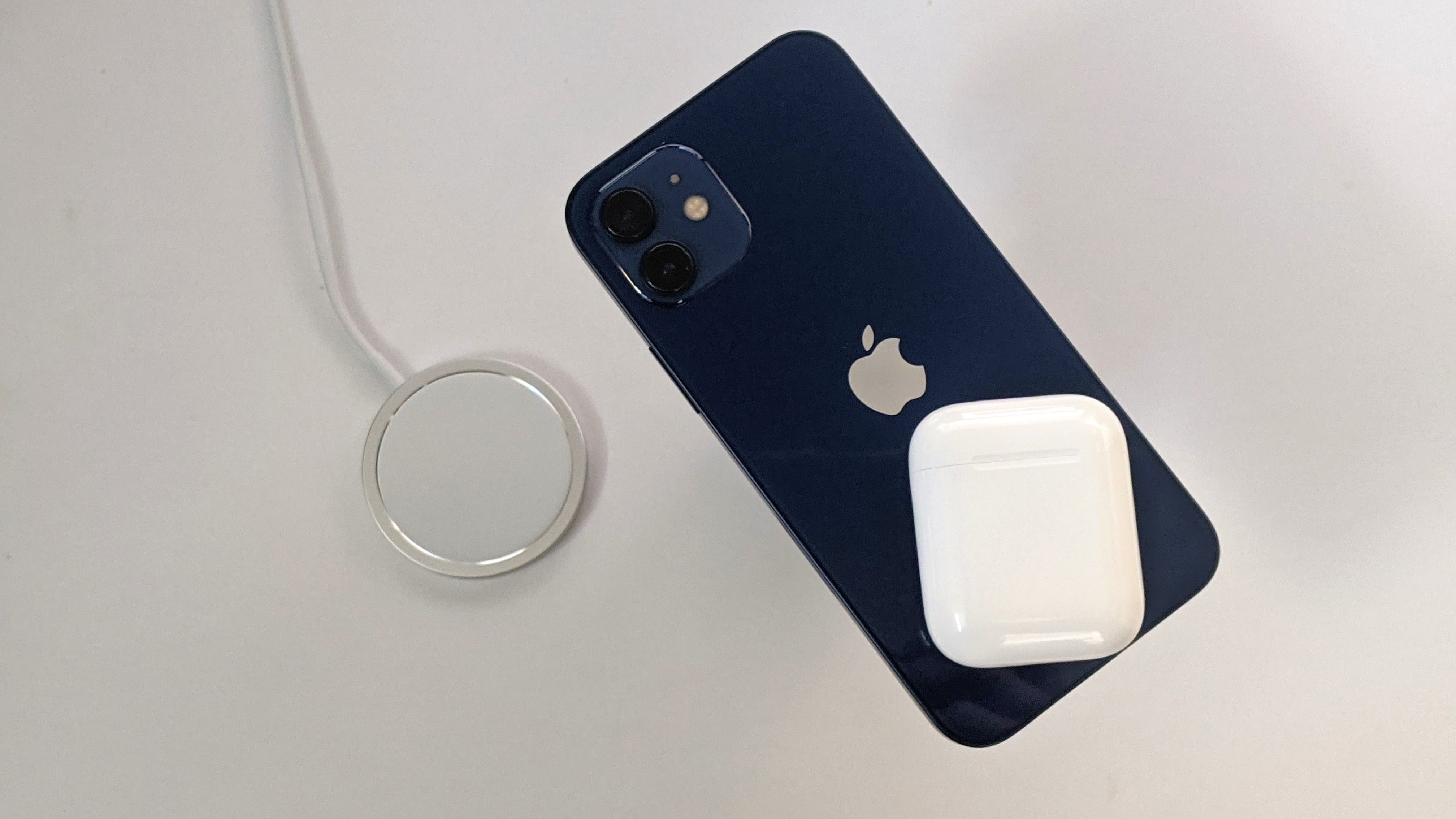 iPhone avec AirPods et chargeur MagSafe