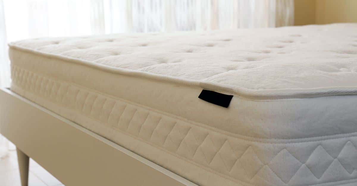 Comment enlever les taches de votre matelas Mattress iStock 1328856921