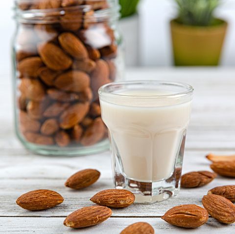 amandes en bocal, un verre de lait d'amande