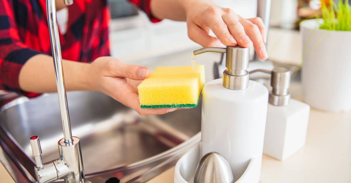 Comment savoir quand jeter une éponge - Vaisselle Sponge iStock 1156889140