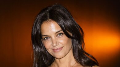 Katie Holmes ferme le tapis rouge dans une robe à enfiler décolletée katie holmes is seen in midtown on october 12 2022 in new news photo 1665670795