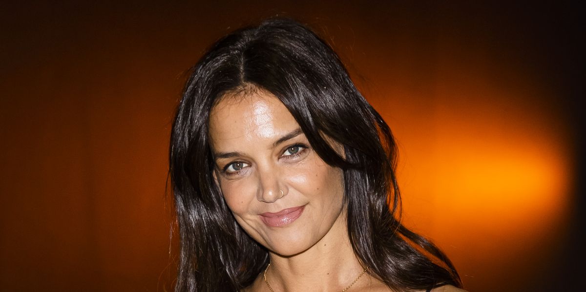 Katie Holmes ferme le tapis rouge dans une robe à enfiler décolletée katie holmes is seen in midtown on october 12 2022 in new news photo 1665670795