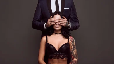 5 sextoys BDSM essentiels pour les débutants portrait businessman elegant suit cover eyes sexy woman with tattoo lingerie 149155 4745