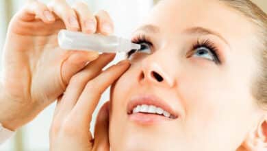 Les meilleurs collyres pour les personnes aux yeux rouges - Gouttes using eye drops