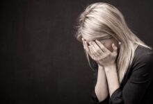 Conseils d'experts sur la façon de quitter une relation abusive woman holding her face in her hands royalty free image 1664995012