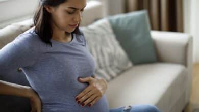 Les médecins expliquent comment la grossesse affecte la sclérose en plaques young pregnant woman suffering from backache royalty free image 1664991337