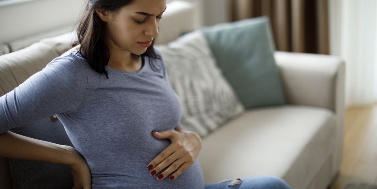 Les médecins expliquent comment la grossesse affecte la sclérose en plaques young pregnant woman suffering from backache royalty free image 1664991337