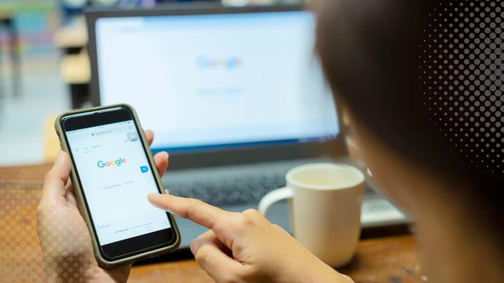Comment recueillir des avis de patients sur Google pour les professionnels de la santé ? photo smartphone google recherche