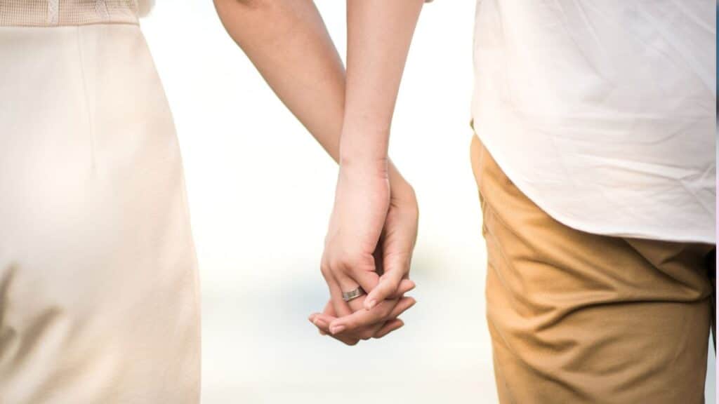 20 idées d'animations de mariage : Jeux originaux couple main dans la main