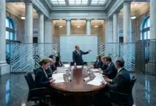 Cadres en réunion autour d'une table ovale dans un bureau moderne