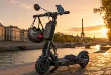 Trottinette électrique équipée d’un casque, de gants, d’un rétroviseur, d’un support téléphone, d’un antivol et d’une sacoche à Paris