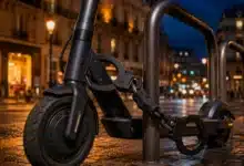 Trottinette électrique attachée à un arceau avec un antivol à menottes dans Paris