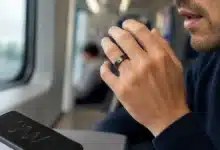 Homme chuchotant dans une bague équipée d’un microphone pour dicter un texte à une intelligence artificielle