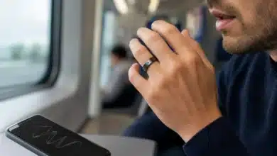 Homme chuchotant dans une bague équipée d’un microphone pour dicter un texte à une intelligence artificielle