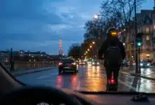 Automobiliste voyant les clignotants lumineux du casque d’un utilisateur de trottinette à Paris