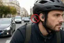 Cycliste portant des écouteurs open-ear interdits en circulation