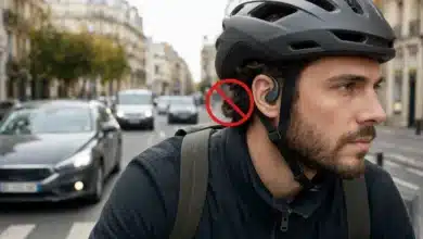 Cycliste portant des écouteurs open-ear interdits en circulation