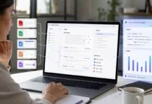 Une professionnelle analyse des documents dans un carnet IA doté d’un ordinateur cloud sécurisé