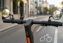 Deux rétroviseurs ronds fixés par sangles sur le guidon épais d’une trottinette électrique