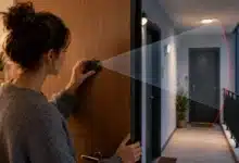 Une caméra installée dans le judas d’une porte filme le palier et la porte d’un voisin