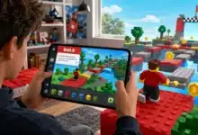 Un jeune crée un parcours Roblox depuis l’outil Build affiché sur son téléphone