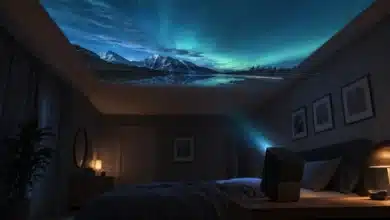 TCL PlayCube projetant une image au plafond depuis une table de nuit